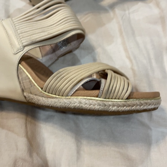 UGG Size 10 Hilarie Wedge Sandal - Picture 8 of 11